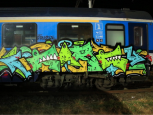 Policisté dopadli sprejery, kteří řádili na nádražích. Vagony a lokomotivy ozdobili hlavami krokodýlů