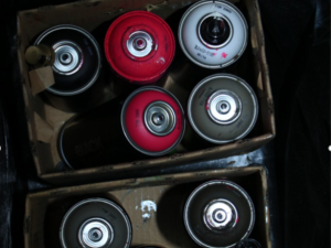 Policisté dopadli sprejery, kteří řádili na nádražích. Vagony a lokomotivy ozdobili hlavami krokodýlů