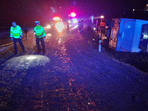 Autobus se převrátil na bok do příkopu. Dostal smyk na silnici, kterou silně znečistila vrstva kluzkého bahna