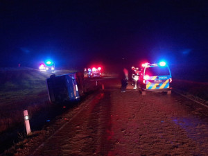 Autobus se převrátil na bok do příkopu. Dostal smyk na silnici, kterou silně znečistila vrstv kluzkého bahna