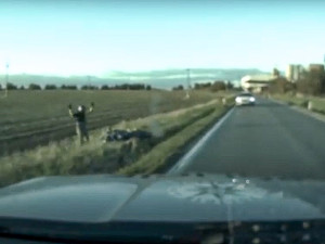 VIDEO: Zloděj aut a motorek hrozil bombou v budově soudu, aby se vyhnul zadržení. Havaroval na motorce při honičce s policií