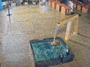 VIDEO: Dvě otužilé slečny v sychravém počasí naskákaly v zimních bundách do ledové vody slavné kašny