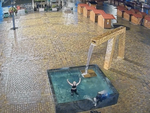 VIDEO: Dvě otužilé slečny v sychravém počasí naskákaly v zimních bundách do ledové vody slavné kašny