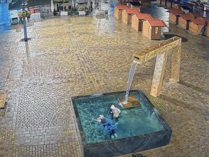 VIDEO: Dvě otužilé slečny v sychravém počasí naskákaly v zimních bundách do ledové vody slavné kašny