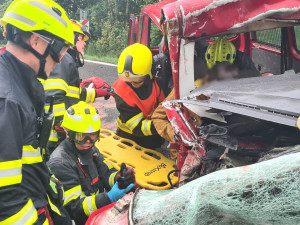 Osobák narazil na dálnici do cisterny hasičů, řidič zemřel, spolujezdec byl v kritickém stavu