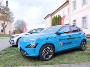 Město Touškov vsadilo na sdílenou elektromobilitu. Vozidla využívají díky nové službě úředníci i občané