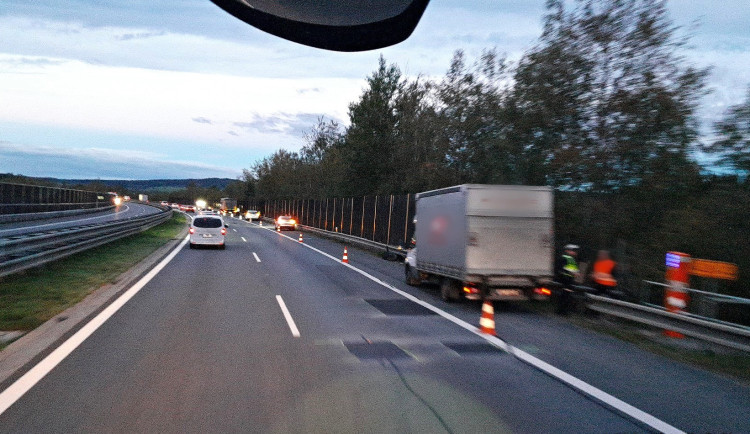 Patnáct vozidel havarovalo ráno na dálnici D5. Automobily narazily do části pneumatiky, která odpadla z náklaďáku