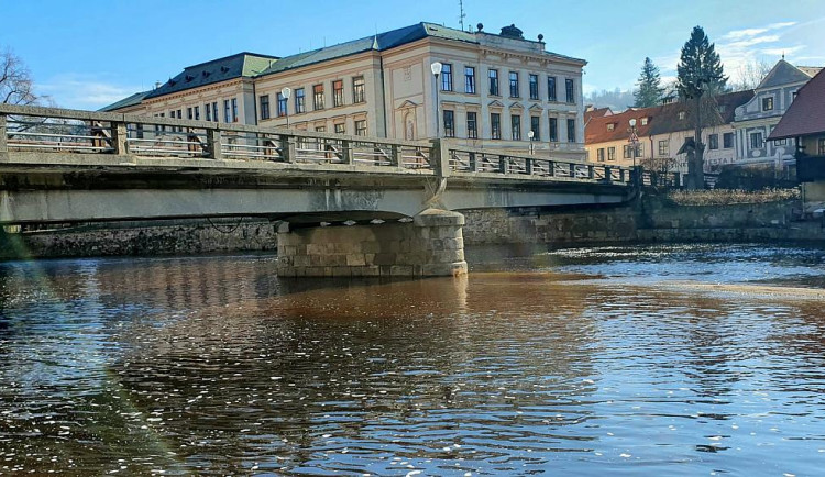 Most Edvarda Beneše v Českém Krumlově se pro dopravu uzavře už v pondělí