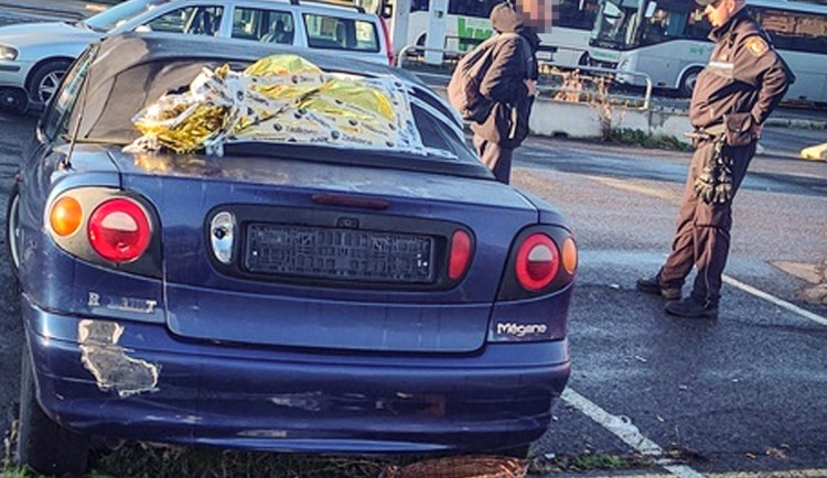 Cizinec se ubytoval ve vraku, který stál mezi ostatními automobily na placeném parkovišti. A to neměl dělat