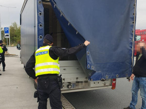Policisté provětrali několik ubytoven pro cizince, velkou burzu nebo stavbu. Zaměřili se i na nelegální migraci