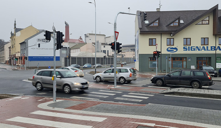 Dopravní kolaps v Přerově. Do přetíženého města směřuje objízdná trasa z rozkopaného Valmezu