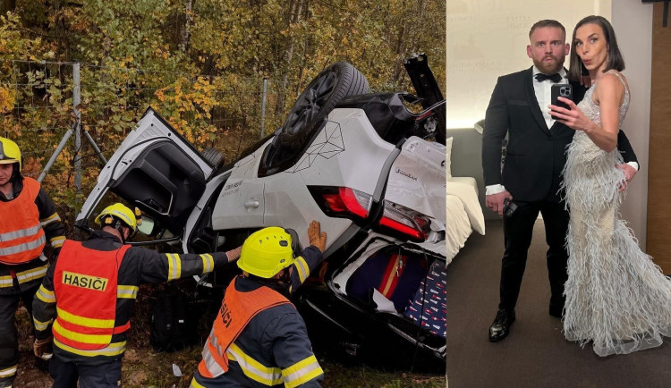 Na snímku je havarované auto MMA bojovníka. Na druhé fotografii je společně s partnerkou