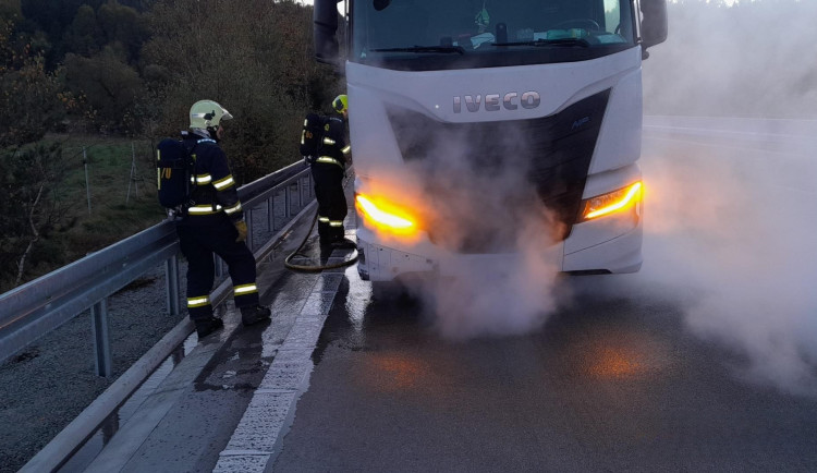 Kamion na dálnici D5 zahalila oblaka kouře. Z vozidla masivně unikal plyn a událost ochromila provoz