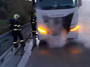 Kamion na dálnici D5 zahalila oblaka kouře. Z vozidla masivně unikal plyn a událost ochromila provoz