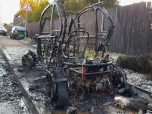 Nejprve na ulici totálně shořelo jednomístné a kapotované elektrické vozítko