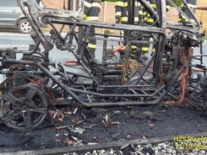 Nejprve na ulici totálně shořelo jednomístné a kapotované elektrické vozítko