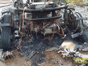 Nejprve na ulici totálně shořelo jednomístné a kapotované elektrické vozítko