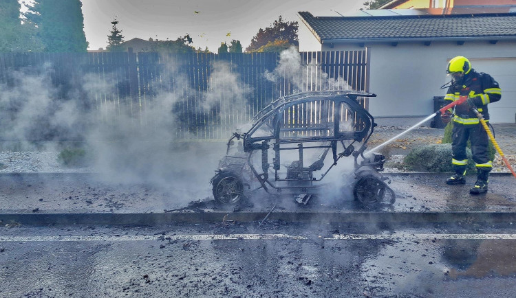 Nejprve na ulici totálně shořelo jednomístné a kapotované elektrické vozítko