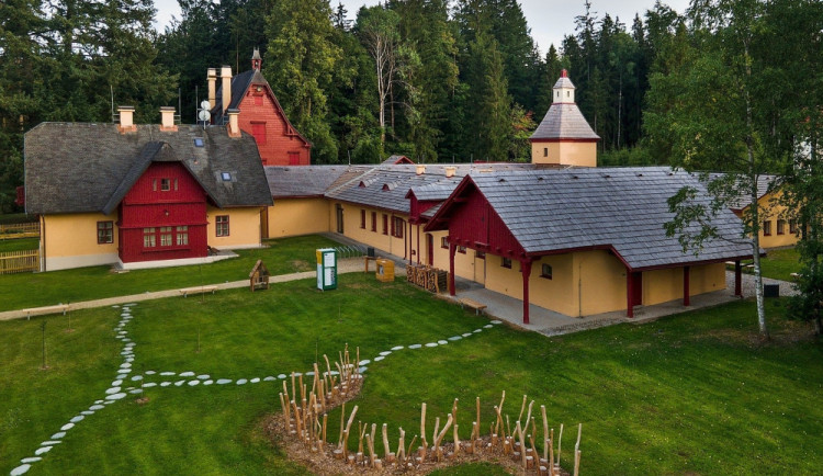 Obrovským lákadlem pro turisty v Brdech je opravený zámek Tři Trubky