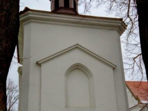 Kaplička v Černicích je opravená. Práce vyšly na 2,3 milionu korun