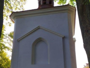 Kaplička v Černicích je opravená. Práce vyšly na 2,3 milionu korun