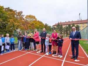 Město nechalo opravit atletickou dráhu na plzeňské základní škole. Práce vyšly na 6 milionů korun