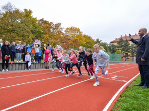Město nechalo opravit atletickou dráhu na plzeňské základní škole. Práce vyšly na 6 milionů korun