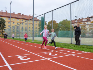 Město nechalo opravit atletickou dráhu na plzeňské základní škole. Práce vyšly na 6 milionů korun
