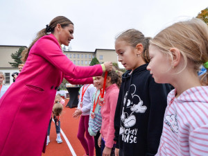 Město nechalo opravit atletickou dráhu na plzeňské základní škole. Práce vyšly na 6 milionů korun