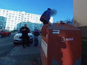 VIDEO: Riskoval život v kontejneru na elektroodpad, dříve v něm uhořel muž