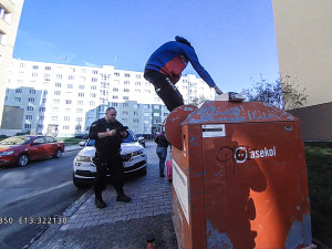 VIDEO: Riskoval život v kontejneru na elektroodpad, dříve v něm uhořel muž