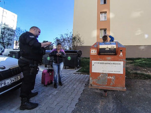 VIDEO: Riskoval život v kontejneru na elektroodpad, dříve v něm uhořel muž
