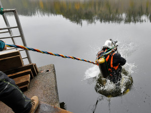 Na místě pracují i potápěči