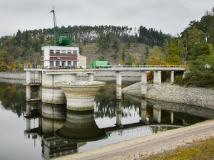 Elektrárna na přehradě Hracholusky. Vlevo je vidět kovový rychlouzávěr