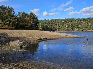 V obří přehradě poklesla hladina o šest metrů. Důvodem je oprava vodní elektrárny umístěné v její hrázi
