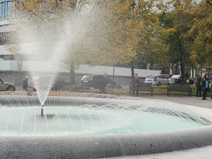 Do kašny před muzeem se po letech vrátila voda, skončila její rekonstrukce za necelých devět milionů