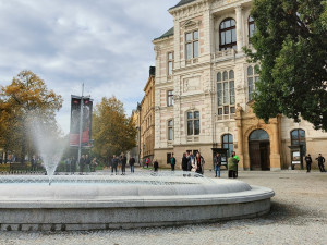 Do kašny před muzeem se po letech vrátila voda, skončila její rekonstrukce za necelých devět milionů