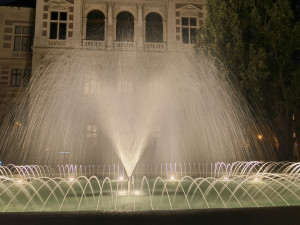 Voda se po letech vrátila do kašny před muzeem, skončila její rekonstrukce za necelých devět milionů
