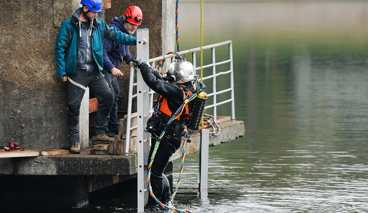 Na místě pracují i potápěči