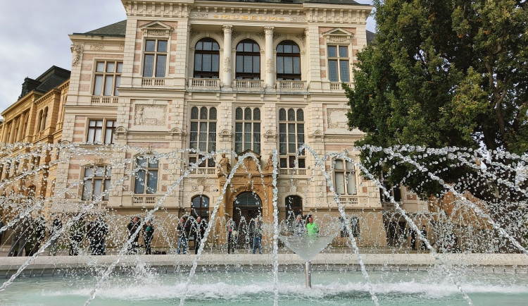 Do kašny před muzeem se po letech vrátila voda, skončila její rekonstrukce za necelých devět milionů