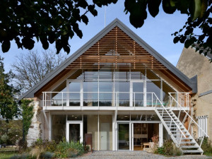 V prestižní soutěži Grand Prix Architektů zabodovala přestavba stodoly na rodinný dům v Čilé