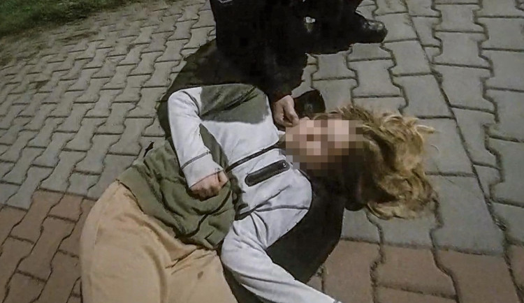 Pohřešovanou dívku našli v podivném stavu ležet na chodníku. Objevil ji tam náhodný chodec a přivolal pomoc