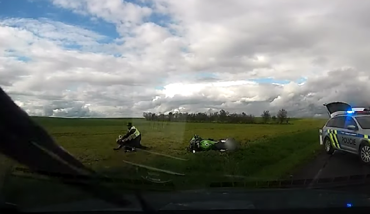 VIDEO: Motorkář si zakryl značku dámským prádlem. Ujížděl policistům, nezastavila ho ani zbraň