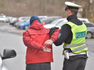 Surovým útokem na zasahujícího policistu korunoval protřelý pachatel sérii krádeží a vloupání