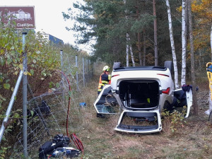 Osobák po střetu s náklaďákem vyletěl z dálnice, prorazil plot a skončil na střeše. Řidič je těžce zraněný