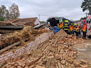 Autobus projel stodolou, která se následně zřítila. Dvaasedmdesátiletého řidiče museli vyprostit