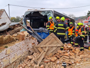 Autobus projel stodolou, která se následně zřítila. Dvaasedmdesátiletého řidiče museli vyprostit
