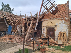 Autobus projel stodolou, která se následně zřítila. Dvaasedmdesátiletého řidiče museli vyprostit