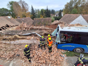 Autobus projel stodolou, která se následně zřítila. Dvaasedmdesátiletého řidiče museli vyprostit