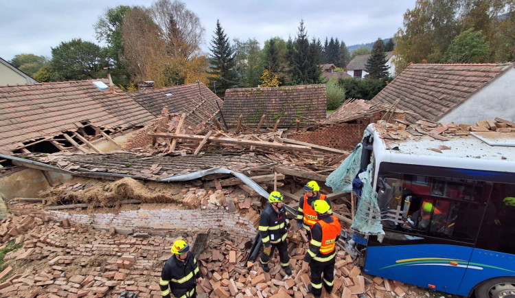 Autobus projel stodolou, která se následně zřítila. Dvaasedmdesátiletého řidiče museli vyprostit